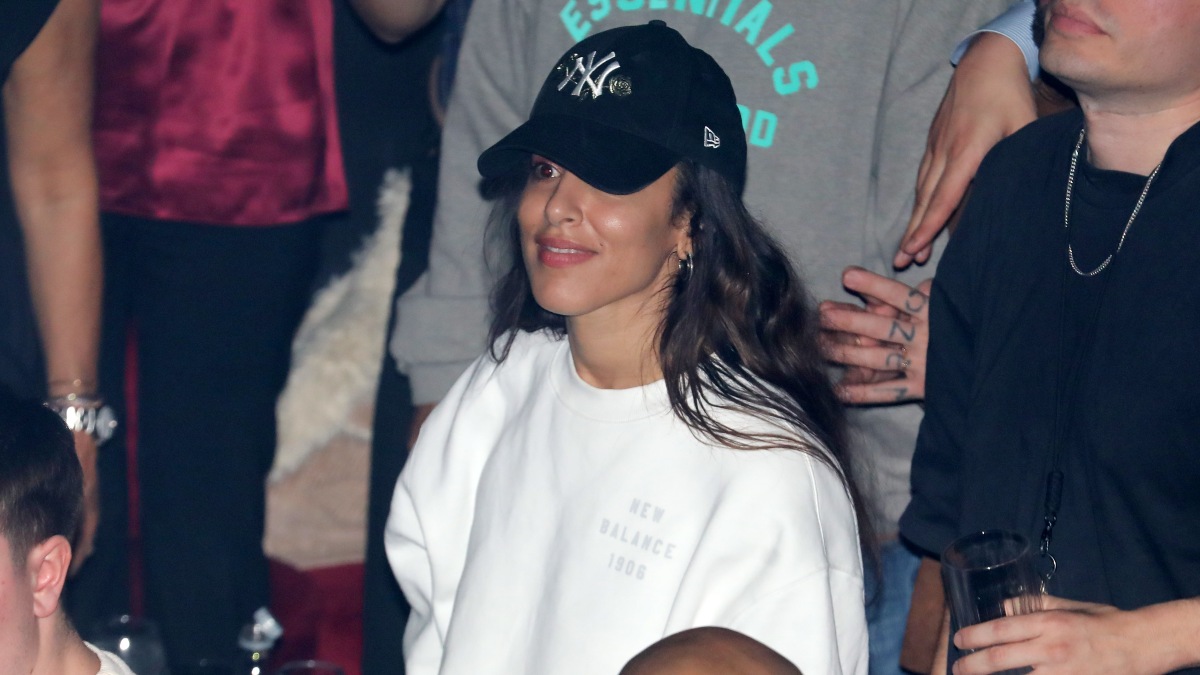 Η Μαρίνα Σάττι με φουτερ και καπελο στα μπουζουκια