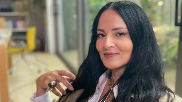 Η Ζενενιέβ Μαζαρί σε σπίτι