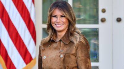 Η Μελάνια Τραμπ με σουέτ καφέ πανωφόρι