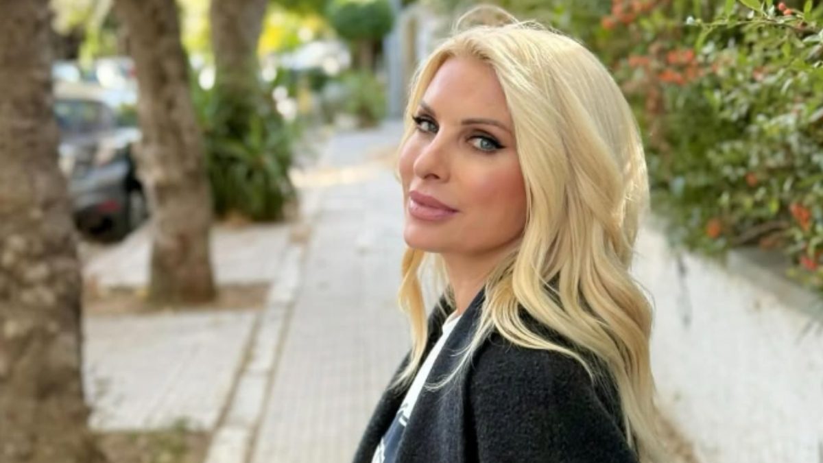 Η Ελένη Μενεγάκη φωτογραφίζεται στον δρόμο