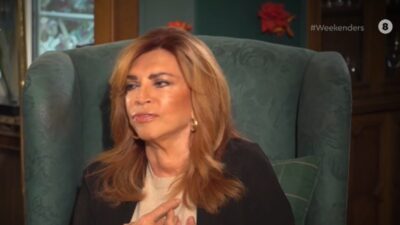 Η Μιμή Ντενίση στην πολυθρόνα του σπιτιού της