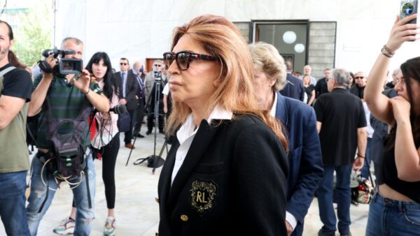 Η Μιμή Ντενίση αποχαιρετά τον Γιαννη Μπουτάρη