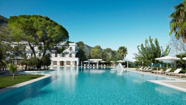 Διαμονή 5 αστέρων ανάμεσα σε βουνό και θάλασσα