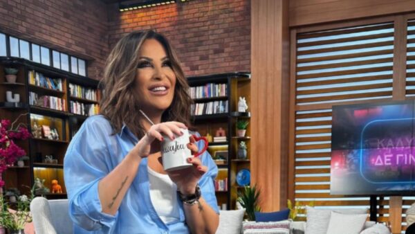 Η Ναταλία Γερμανού με τζιν πουκάμισο και κούπα στο χέρι στο πλατό του Καλύτερα Δε Γίνεται