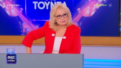 Η Αγγελική Νικολούλη με κόκκινο σακάκι στο Φως στο Τούνελ