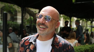 Ο Νίκος Μουτσινάς με φλοράλ πουκάμισο στους δρόμους της Αθήνας