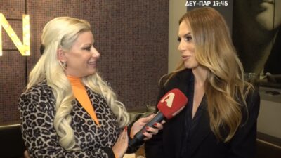 Η Ντορέττα Παπαδημητρίου με μαύρο σακάκι στην κάμερα του Happy Day