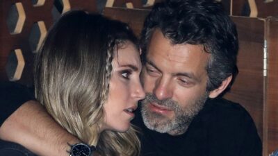 Η Αθηνά Οικονομάκου και ο Φίλιππος Μιχόπουλος αγκαλιά σε παλιά έξοδό τους