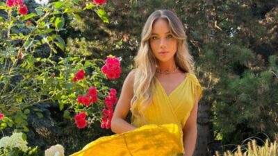 Η Όλγκα Μπεντνάρσκα φωτογραφίζεται με φόντο λουλούδια