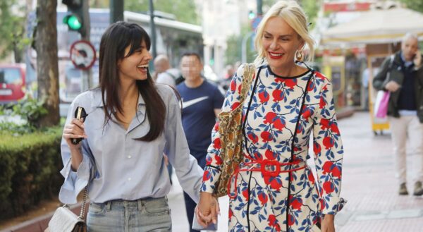 Η Έλενα Χριστοπούλου και η Ηλιάνα Παπαγεωργίου σε βόλτα στο κέντρο της Αθήνας