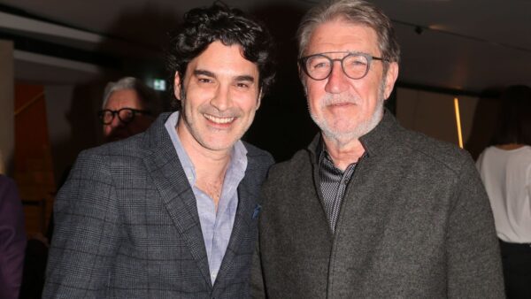 O Χριστόφορος Παπακαλιάτης αγκαλιά με τον πατέρα του