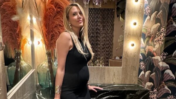 Η Φωτεινή Πετρογιάννη ποζάρει στο μπάνιο