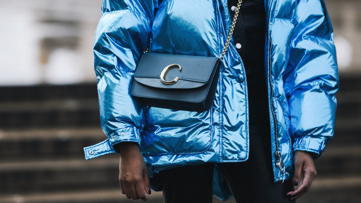 Γυναίκα με puffer jackets σε χρώμα μπλε στον δρόμο