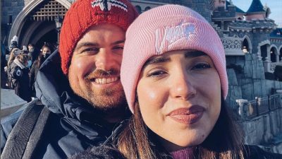 Ο Νίκος Ράπτης με την Εμμανουέλα με φόντο κάστρο