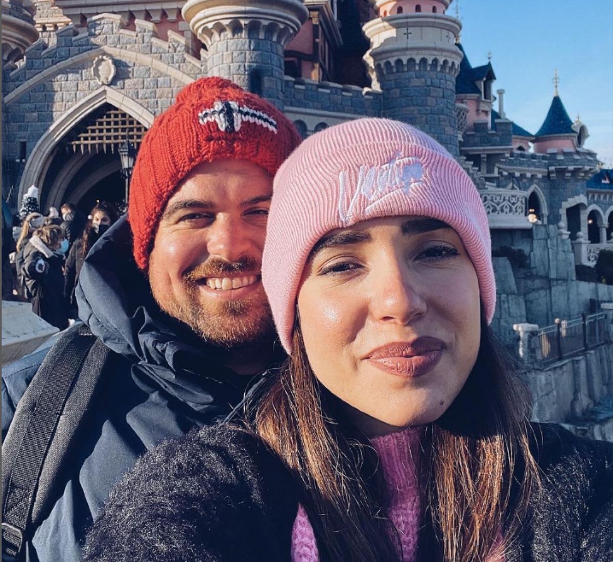 Ο Νίκος Ράπτης με την Εμμανουέλα με φόντο κάστρο