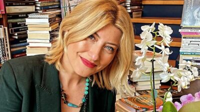 H Σία Κοσιώνη με πράσινο κοστούμι και κολιέ