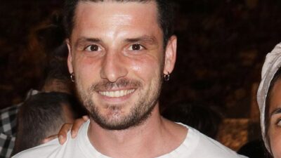 Ο Σπύρος Χατζηαγγελάκης σε βραδινή έξοδο.