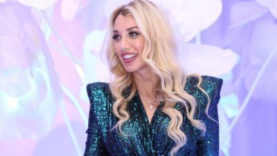 Η Κωνσταντίνα Σπυροπούλου με μπλε φόρεμα