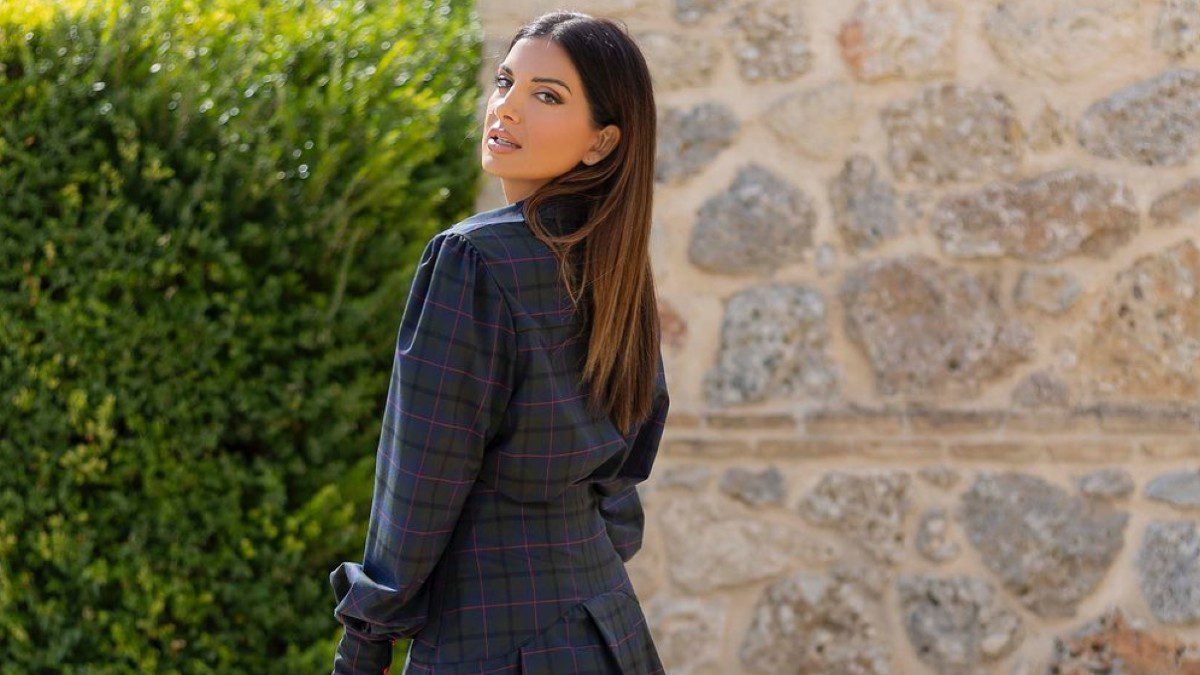 Το party dress που φοράει η Σταματίνα Τσιμτσιλή αντί για μαύρο