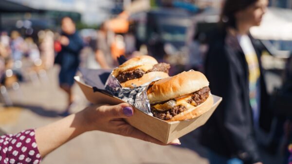 μπέργκερ στο χέρι