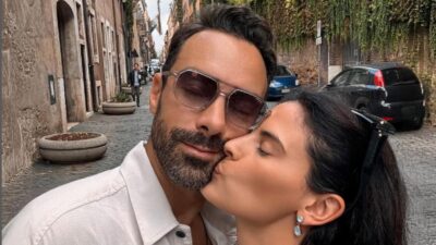 Ο Σάκης Τανιμανίδης με τη Χριστίνα Μπόμπα να τον φιλάει στον δρόμο