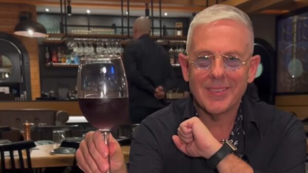 Ο Τάσος Δούσης με ένα ποτήρι κρασί στο χέρι