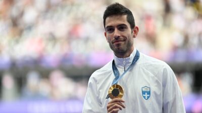 Ο Μίλτος Τεντόγλου με το χρυσό μετάλλιο στους Ολυμπιακούς του Παρισιού