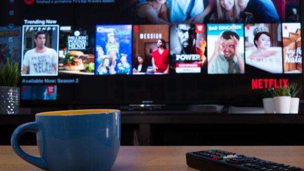 Τηλεόραση με μία κούπα μπροστά πάνω σε τραπέζι