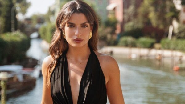 Η Τόνια Σωτηροπούλου με μαύρο φόρεμα