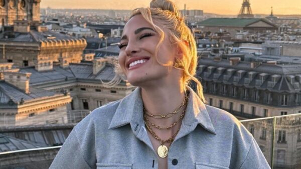 Η Ιωάννα Τούνη ποζάρει με γκρι πουκάμισο