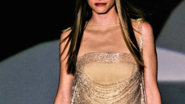Η Τζορτζίνα Κούπερ σε πασαρέλα