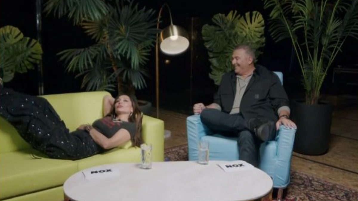 Η Βανδή ξαπλωμένη σε καναπέ και ο Αντώνης Ρέμος δίπλα σε πολυθρόνα