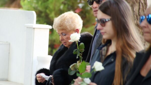 Η Βέφα Αλεξιάδου σε κηδεία