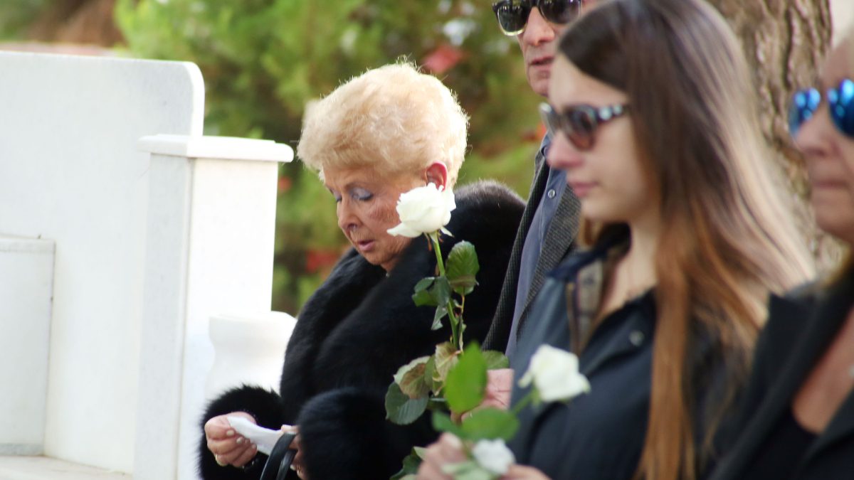 Η Βέφα Αλεξιάδου σε κηδεία