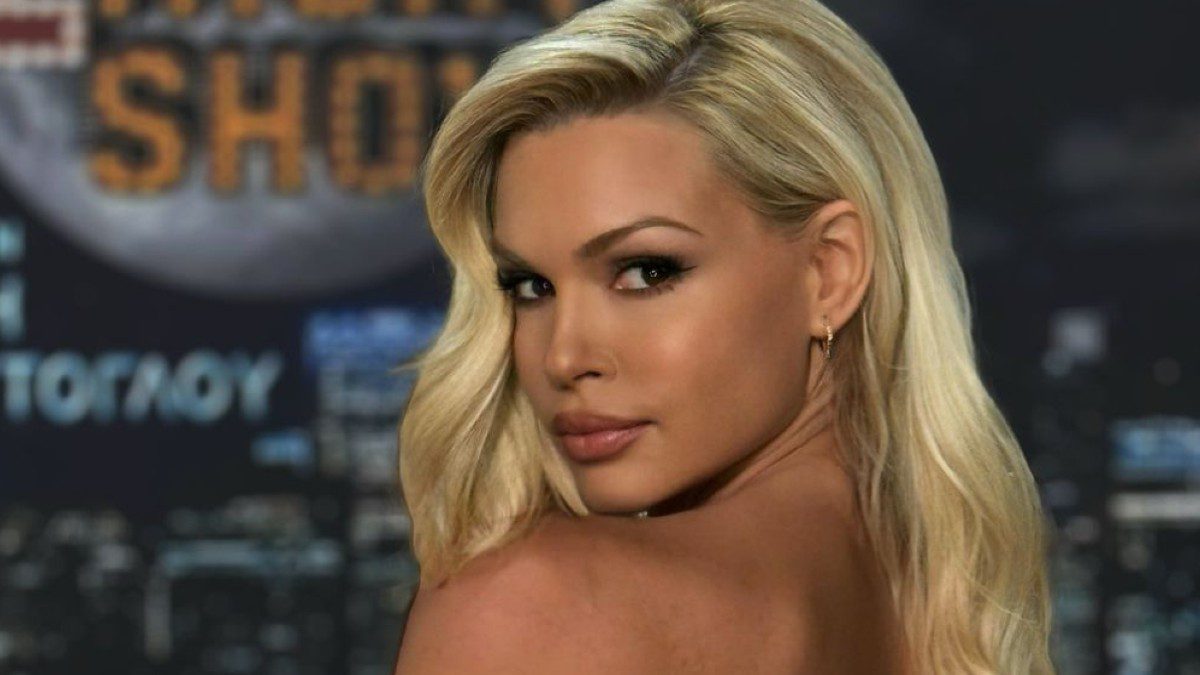 Η Βίκυ Κάβουρα κοιτάζει τον φακό