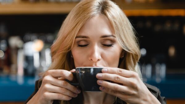 Το μπαχαρικό σε ρόφημα που πίνει γυναίκα και αδυνατίζει