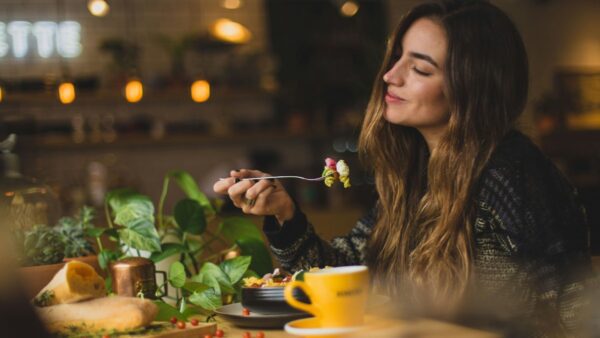 Γρήγορο βραδινό απολαμβάνει γυναίκα στο σπίτι