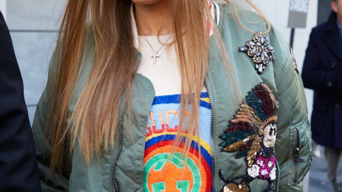 Γυναίκα φοράει jacket στον δρόμο