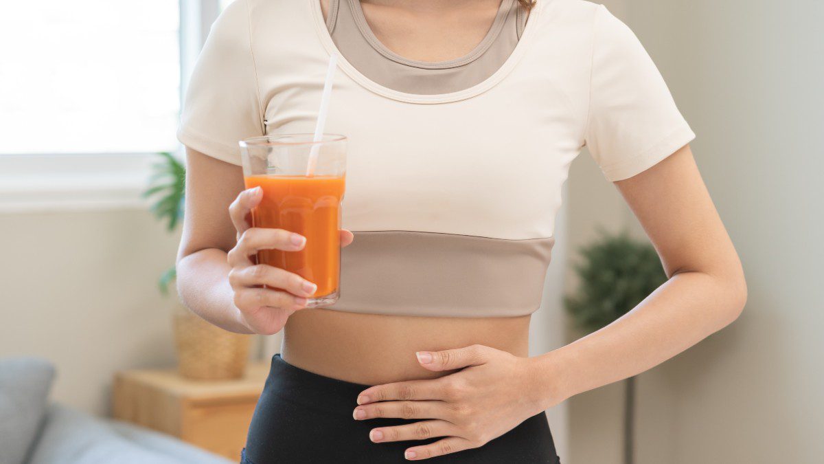 Γυναίκα κρατάει χυμό σε ποτήρι στο χέρι της