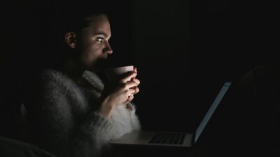 γυναίκα βλέπει ταινίες τρόμου