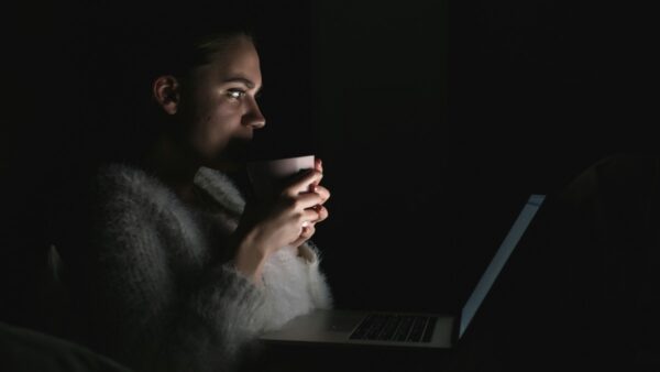 γυναίκα βλέπει ταινίες τρόμου