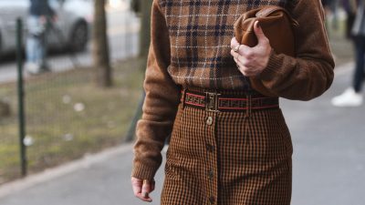 Γυναίκα με καρό σύνολο