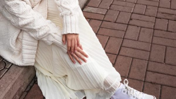 γυναίκα με καλσόν και λευκό σύνολο