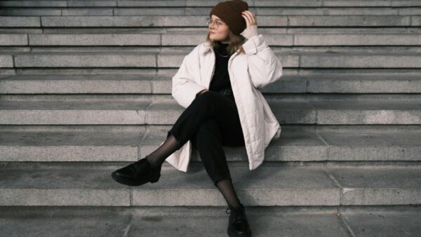 κοπέλα φοράει λευκό τον χειμώνα με μπουφάν