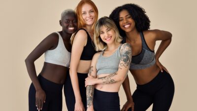 Γυναίκες με sporty look ποζάρουν στον φακό