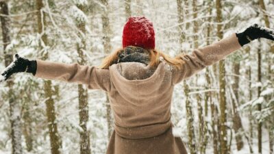 Μια κοπέλα στα χιόνια