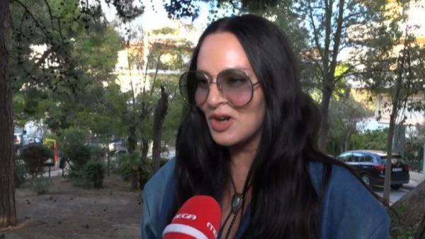 Η Ζενεβιέβ Μαζαρί στην κάμερα του Χαμογέλα και Πάλι