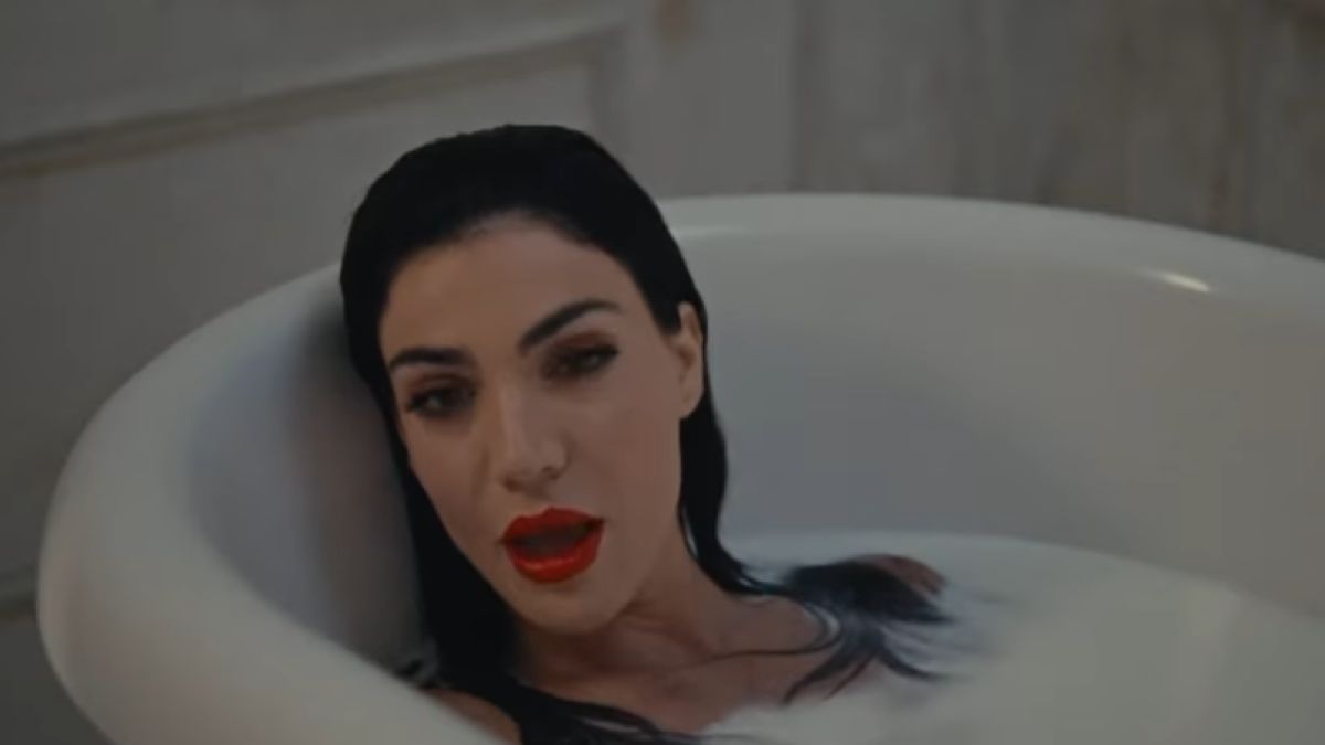 Η Ήβη Αδάμου στο νέα της βίντεο κλίπ.