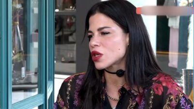 Η Δάφνη Καραβοκύρη μιλάει στην κάμερα