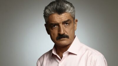 Ο Δημήτρης Ήμελλος σε γκρι φόντο